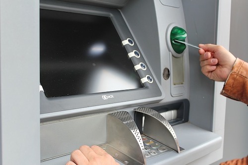 Sacar dinheiro no caixa eletrônico é muito mais prático! Na iConta cliente não paga nada para sacar dinheiro nos ATM's